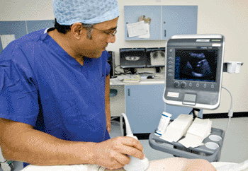 Imagen: El Prof. Anoop Chauhan con el SonoSite S-ICU (Fotografía cortesía de SonoSite).